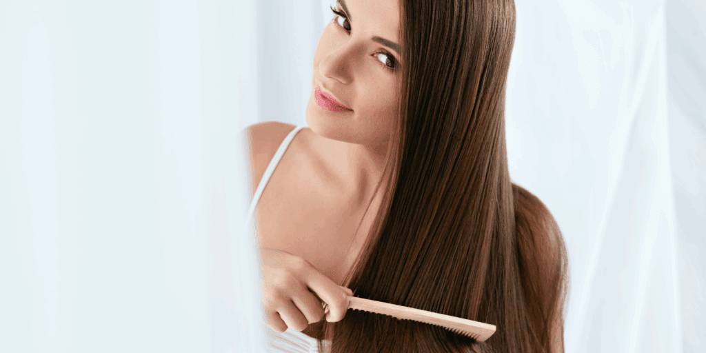 Mulher com cabelo radiante e saudável após seguir um cronograma capilar para iniciantes.