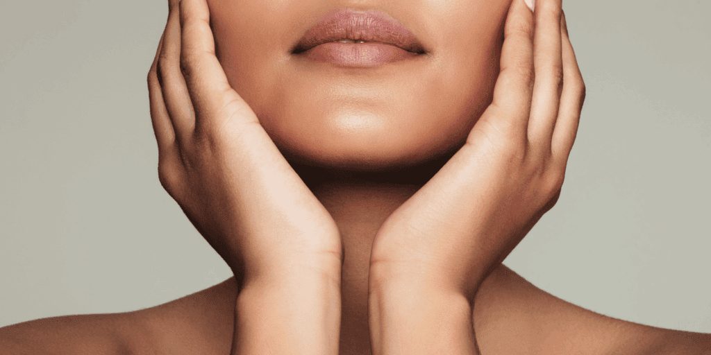 Seleção com os melhores hidratantes faciais para pele seca em uma superfície limpa.