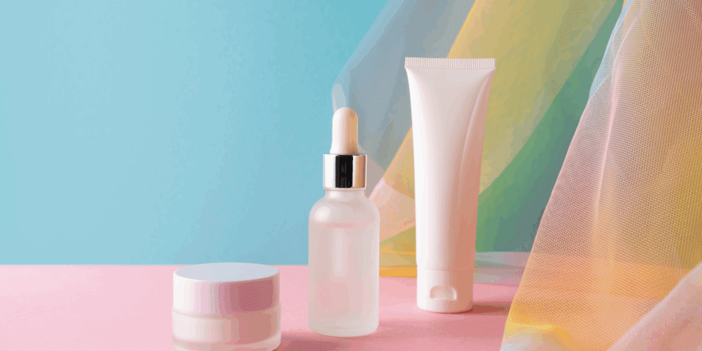 Os três pilares do skincare básico: limpador facial, creme hidratante e protetor solar.