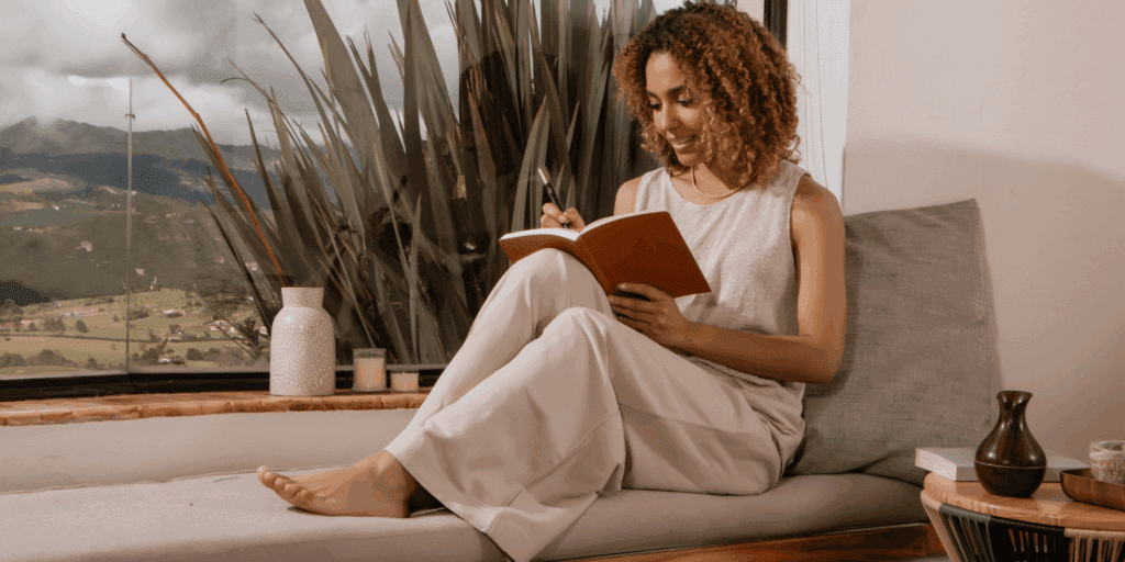 "Mulher praticando autocuidado com tranquilidade, meditando ou lendo, em um ambiente sereno.