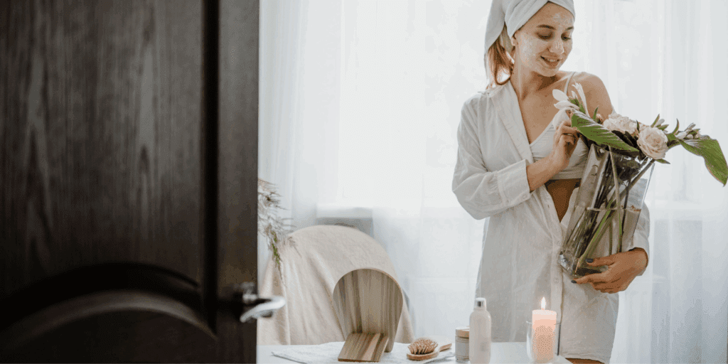  "Mulher feliz e relaxada, praticando autocuidado de forma eficaz e prazerosa."]