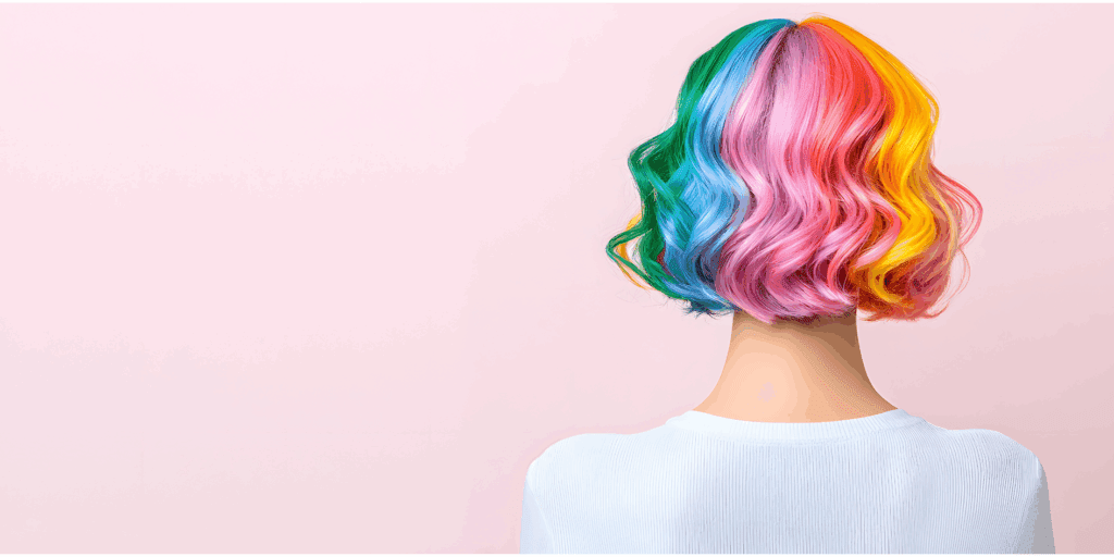 Mulher com cabelos coloridos, cabelos hidratados e cabelos saudáveis depois do tratamento capilar depois da qímica