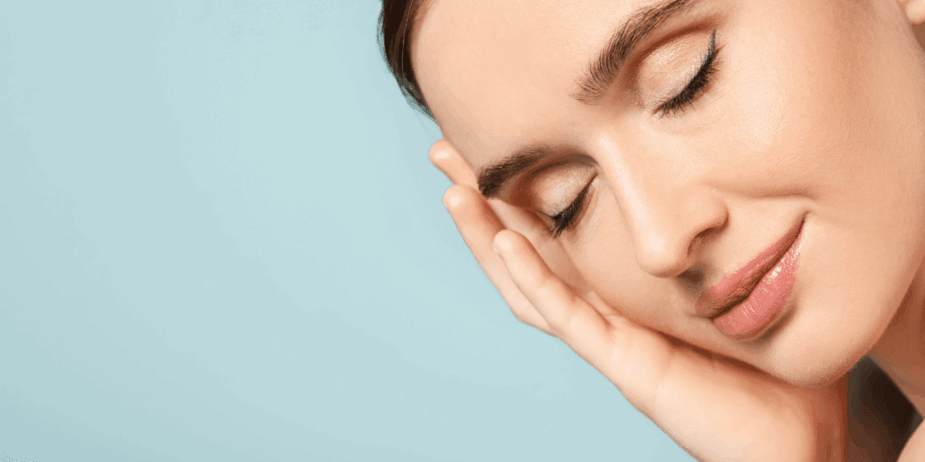 Close-up de uma pele saudável e bem cuidada, com foco na textura lisa e luminosa.