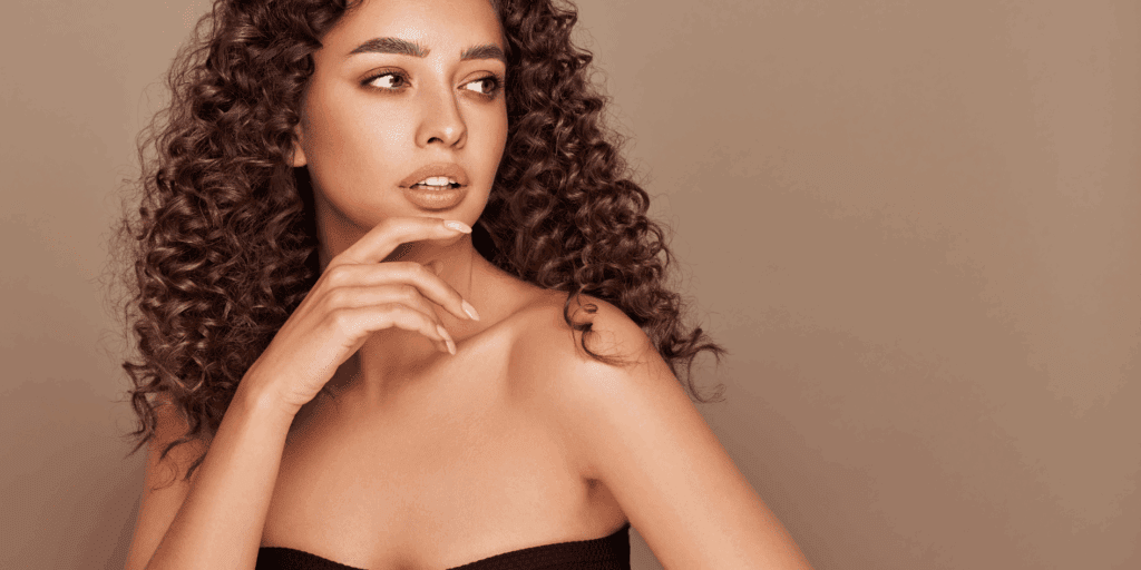 Mulher confiante com maquiagem leve e radiante, representando a beleza natural e o empoderamento feminino.