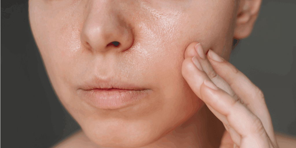 Mulher de pele oleosa testando diferentes bases no rosto, em busca das melhores opções que não transferem.