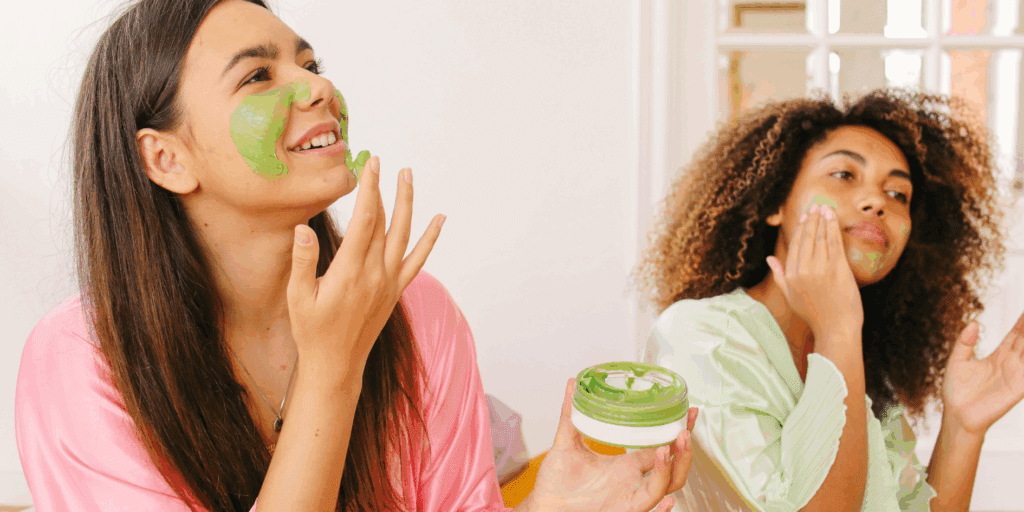 Duas amigas praticando o autocuidado de skincare com mascara de argila verde