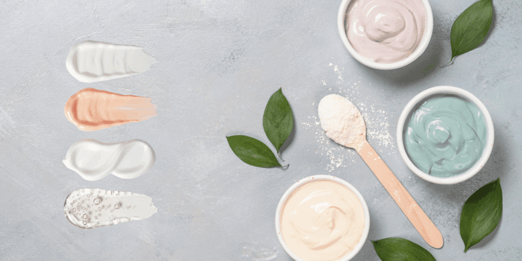 Os cinco melhores produtos para acabar com cravos no nariz organizados em uma bancada de banheiro.