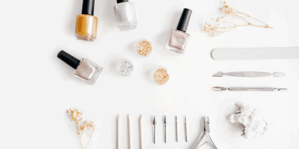 "Kit de manicure para iniciantes com alicate, lixa, base fortalecedora, esmalte e óleo de cutícula."]