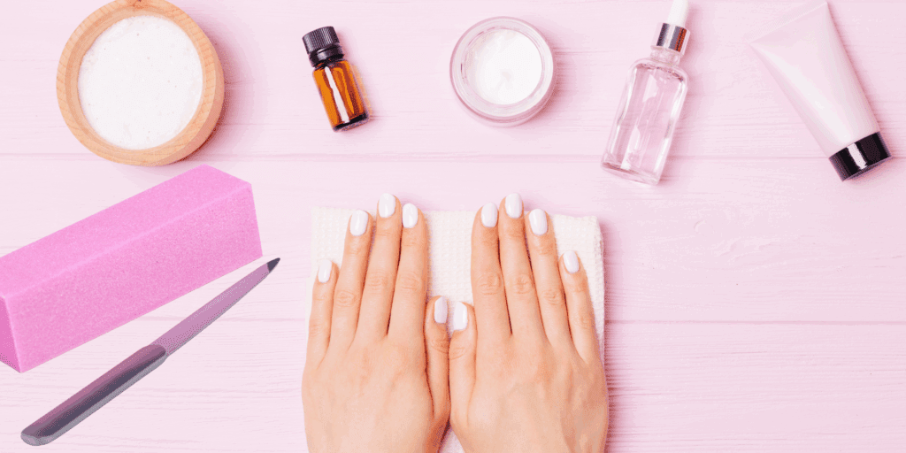 Itens para o cuidado e fortalecimento de unhas fracas, como base fortalecedora, óleo de cutículas e lixa de vidro.