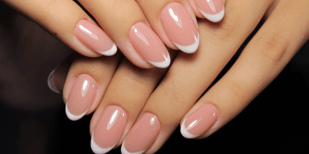 Close-up de unhas fortes, longas e saudáveis, resultado do uso dos melhores produtos para unhas.