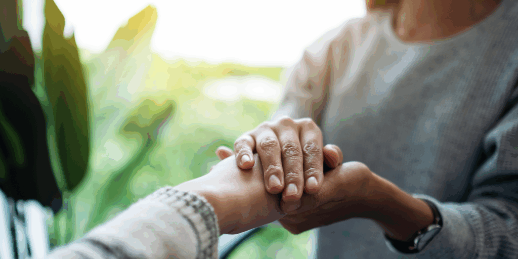 Amigas segurando a mão uma da outra, em um ato de acolhimento, compreensão e ajuda na ansiedade e depressão.