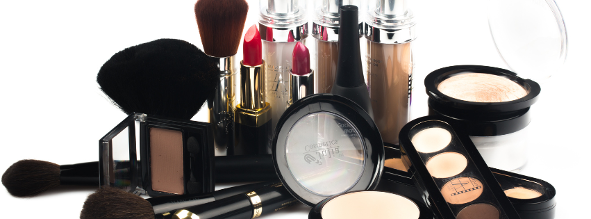 kit de maquiagem completo para iniciantes organizados em uma bancada.