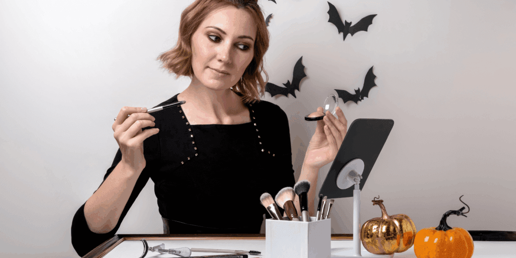 Mulher se maquiando para o halloween