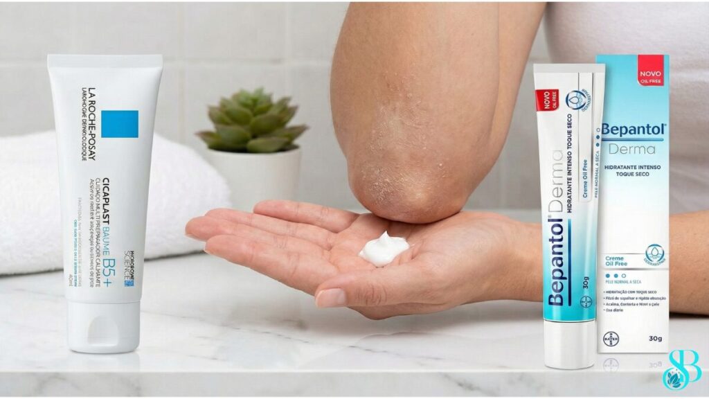 Uma foto clean em um banheiro. De um lado, a bisnaga branca e azul do Cicaplast. Do outro, a bisnaga branca e azul do Bepantol. No meio, uma mão aplicando um creme branco em uma área ressecada (cotovelo ou rosto).
