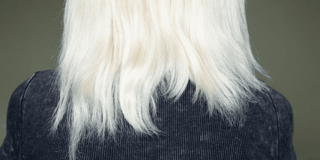 o cabelo fica poroso, fraco e quebradiço.