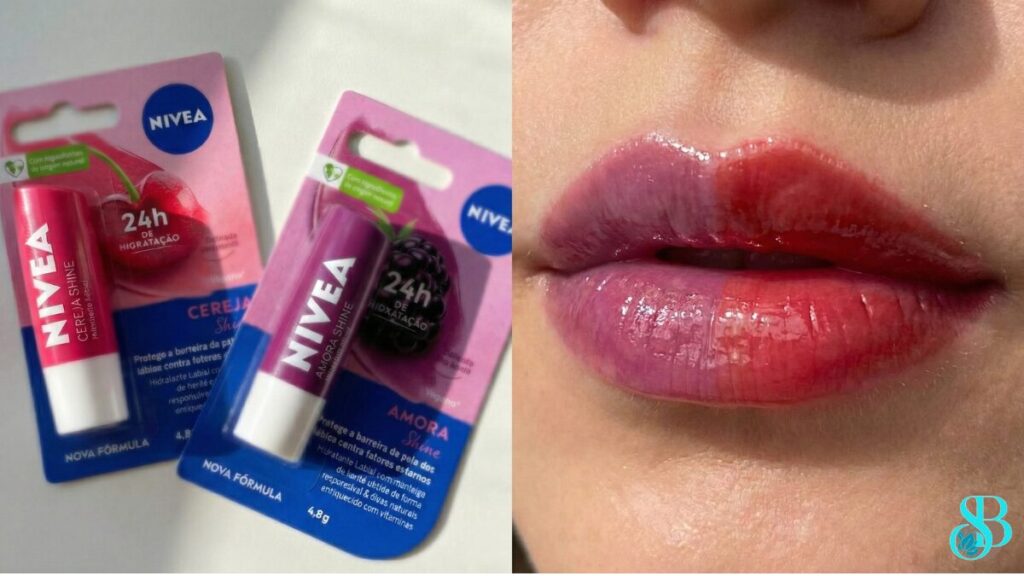 Close-up de lábios hidratados. Metade da boca com um tom roxo/vinho suave (Amora) e a outra metade com um tom vermelho translúcido (Cereja). As duas embalagens dos protetores Nivea ao fundo.