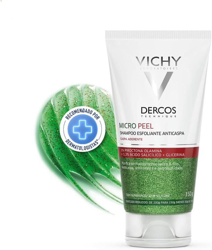 A Nossa Escolha: Shampoo Anticaspa Esfoliante Dercos Micro Peel da Vichy.

Por que ele é o ideal? A Vichy é autoridade mundial em dermatologia. Diferente dos shampoos antirresíduos antigos que destruíam o cabelo, o Dercos Micro Peel possui Ácido Salicílico (o mesmo usado em skincare) e microesferas de semente de damasco. Ele faz uma esfoliação química e física ao mesmo tempo, removendo 100% da caspa e do acúmulo de silicone sem ressecar as pontas.
(👉 [Seu Link de Afiliado] Clique aqui e garanta o seu Shampoo Dercos Micro Peel Vichy na Amazon para a verdadeira faxina na sua raiz!)